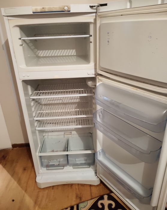 продам холодильник indesit
