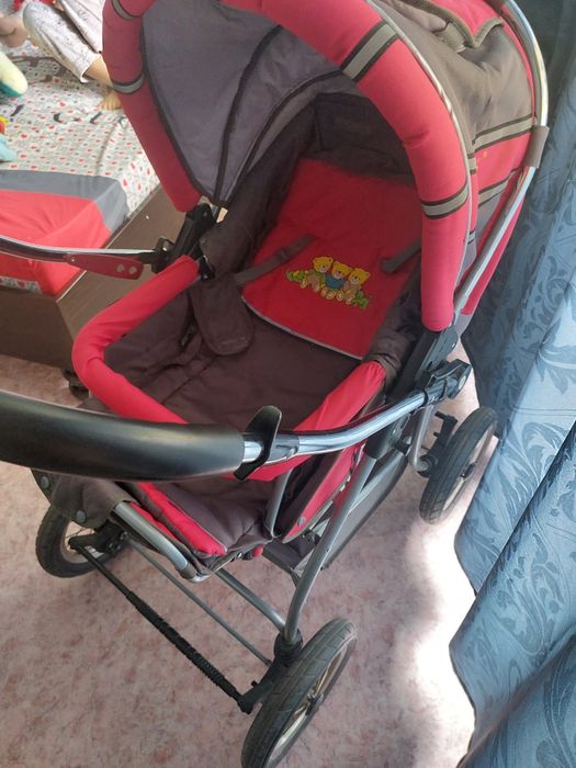 Красная  детская каляска