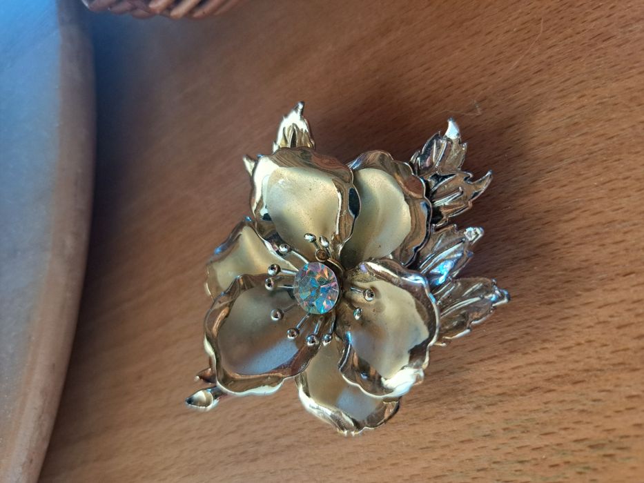 Брошка -ретро модел