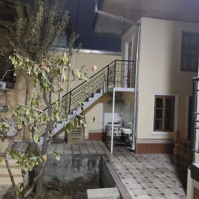 Шахар марказида 2 каватли 6 хонали квартира сотилади