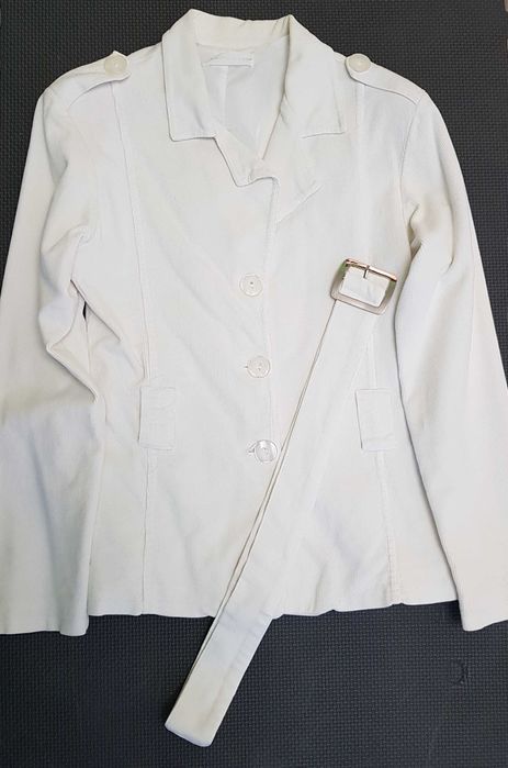 Бяло дамско палто