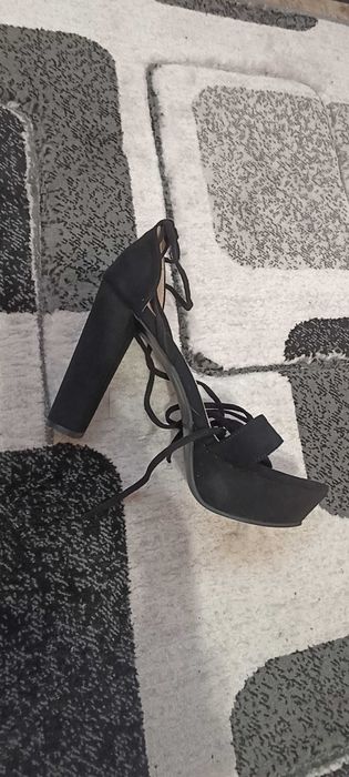 Обувки с висок ток