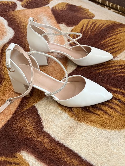 Продам туфли белого цвета