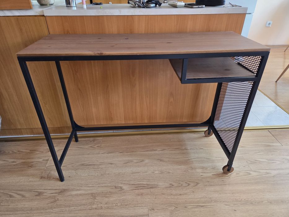 Дървено бюро от IKEA