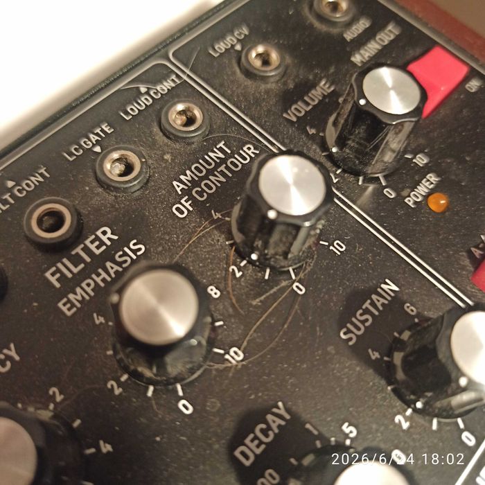 Behringer model D