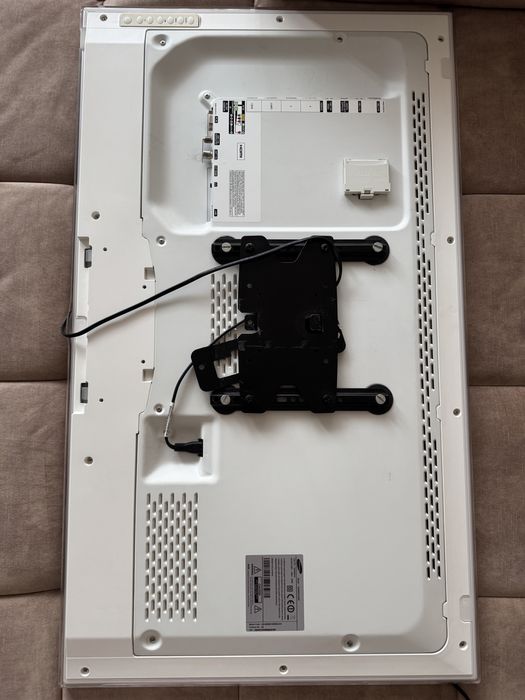 телевизор Samsung, модел UE40D6510WS, бял