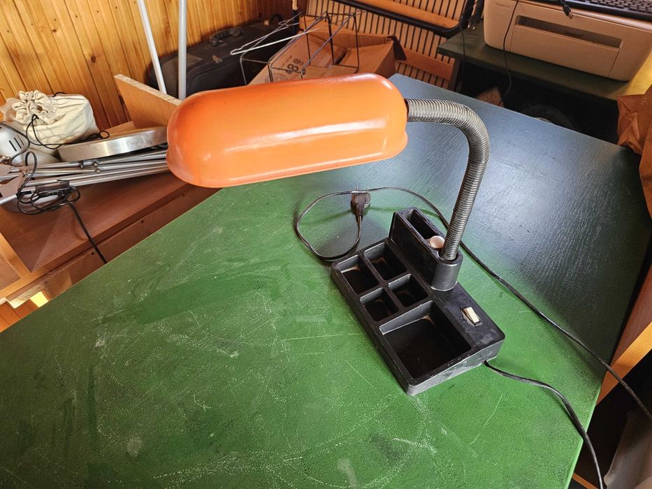 Lampă birou vintage portocalie cu braț flexibil și organizator pixuri
