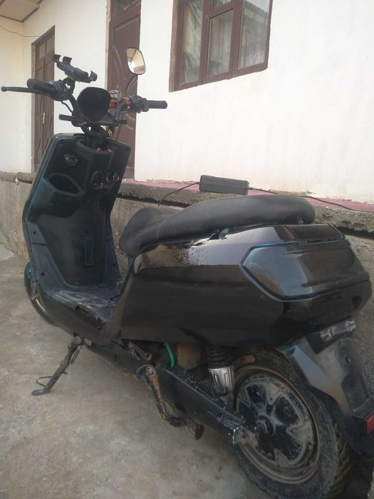 Skuter sotiladi zaryadkali