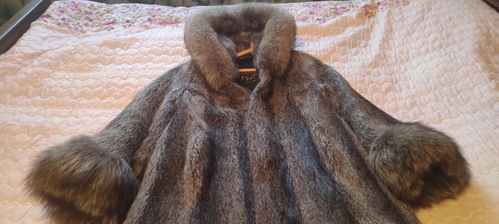 Продам  2 шубы  .
