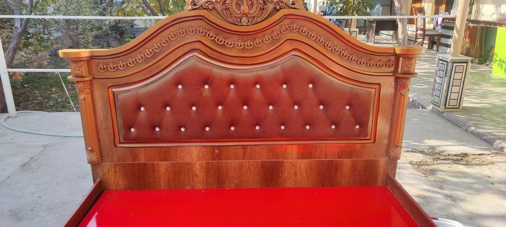 Yotoqxona divani sotiladi.