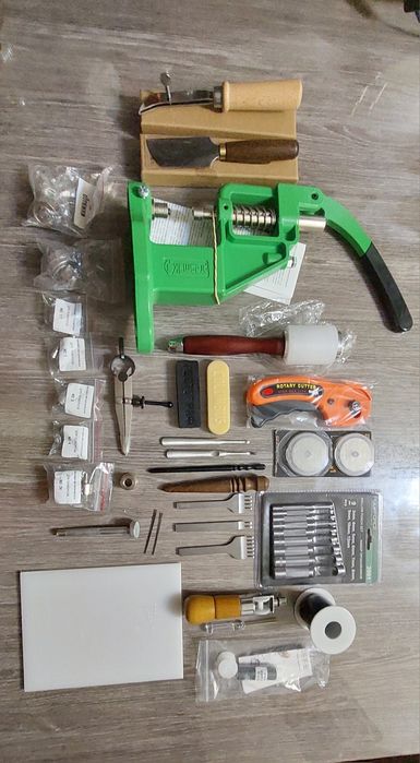 Набор инструментов для работы с кожей.