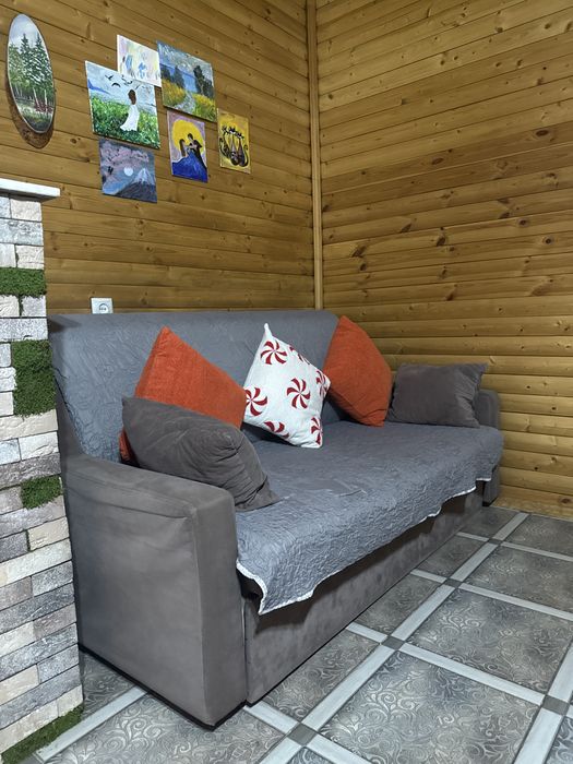 Диван графитового цвета.