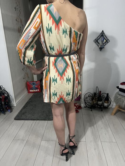 Rochie cu umarul gol