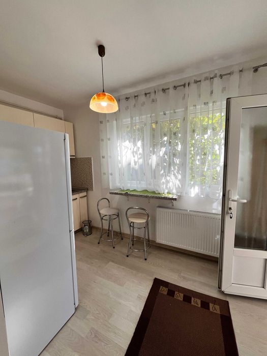 Inchiriez - Apartament 2 camere (la casa / cu acces gradina / parcare)