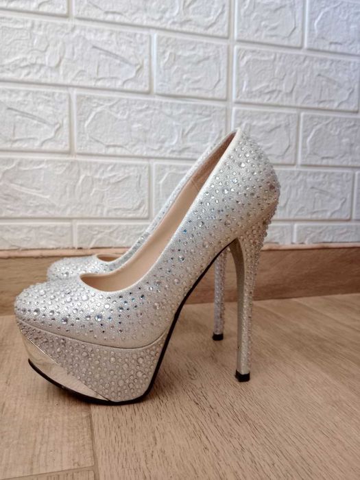 Обувки на висок ток