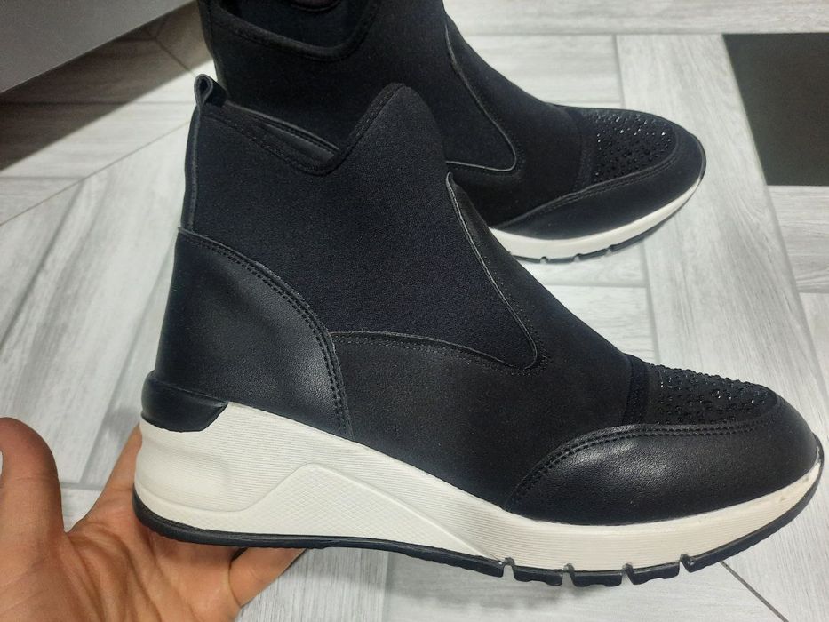 Женские скечерсы