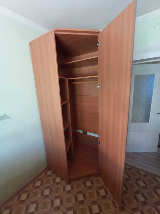 Продам шифоньер угловой