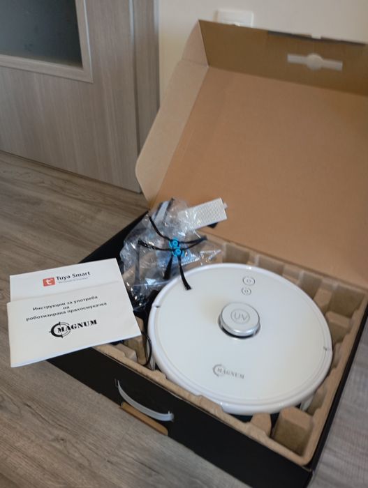 Прахосмукачка робот MAGNUM UV - UVC лампа, HEPA, бяла