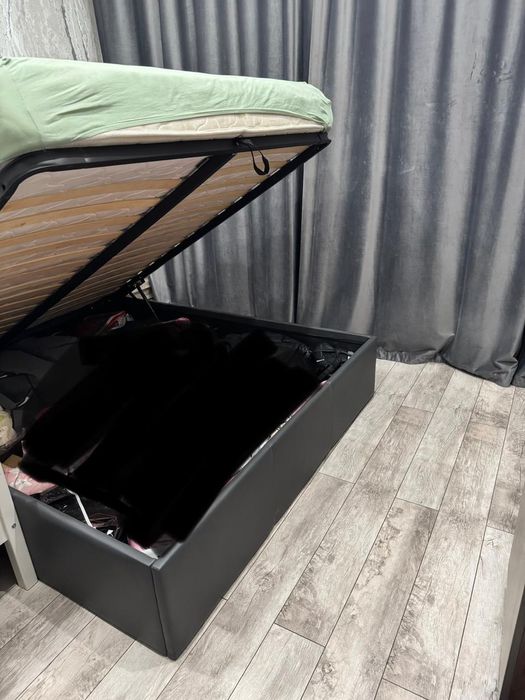 Двуспальная кровать