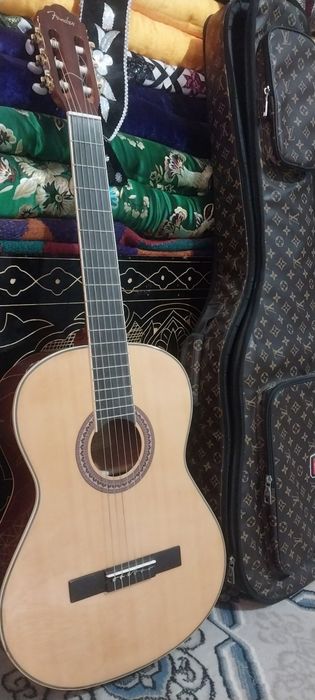 Gitara sotiladi yangi chexoli bilan sotiladi 130 y.e