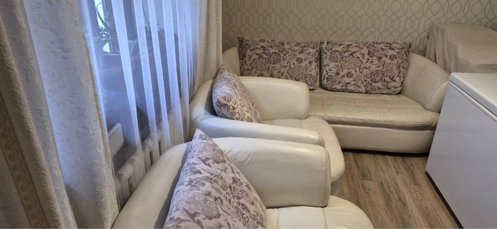 Продам кожаный уголок и кожаное кресло