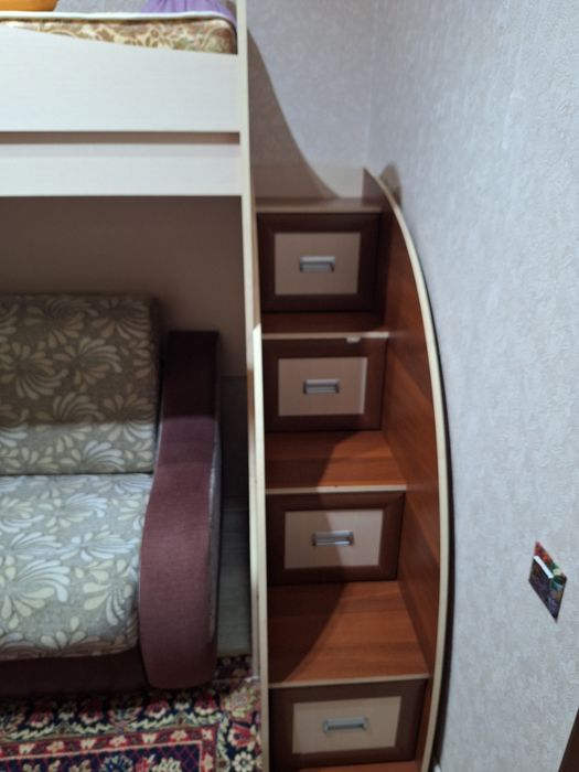 Продам двухъярусную кровать с диваном