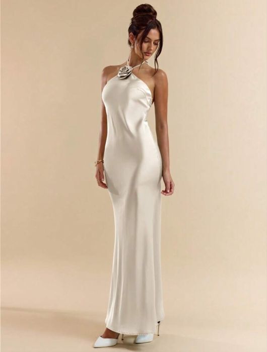 Елегантна сатенена рокля