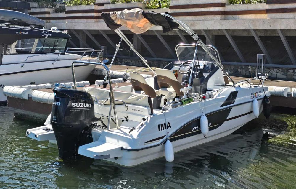 Barca BENETEAU Flyer 5  - Motor SUZUKI 140 CP cu Cabina + PERIDOC