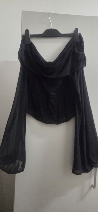 Top asimetric cu tul,negru marimea M,nou,cu eticheta