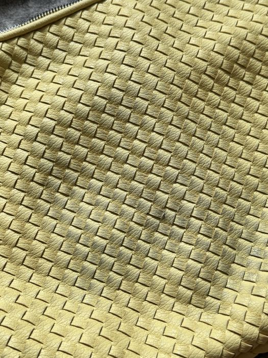 Плетеная желтая сумка