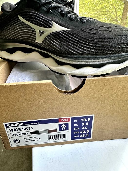 Adidasi Mizuno - NOI mas.44, Redus de la 800 la 475 ron, greutate 300 de grame