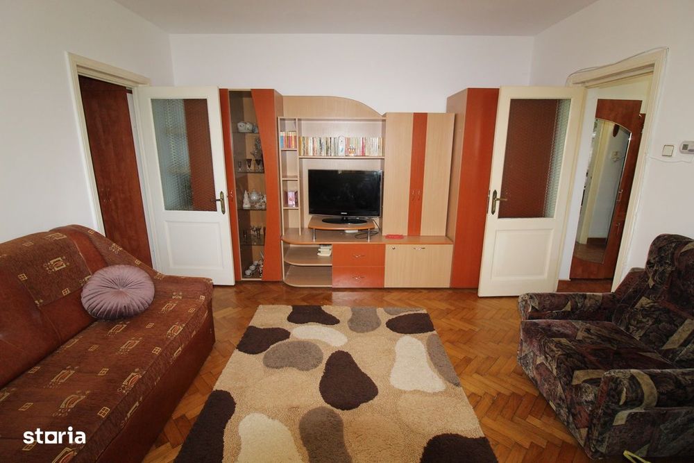 Vând apartament 2 camere în Hunedoara, zona Micro2-OMW, etaj 1...