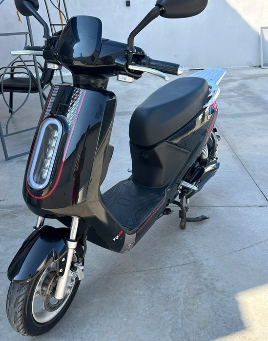 Vând scuter electric RKS R8