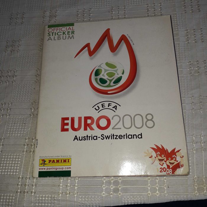 Albume de fotbal Panini + Trei pachete de carți de fotbal la ofertă
