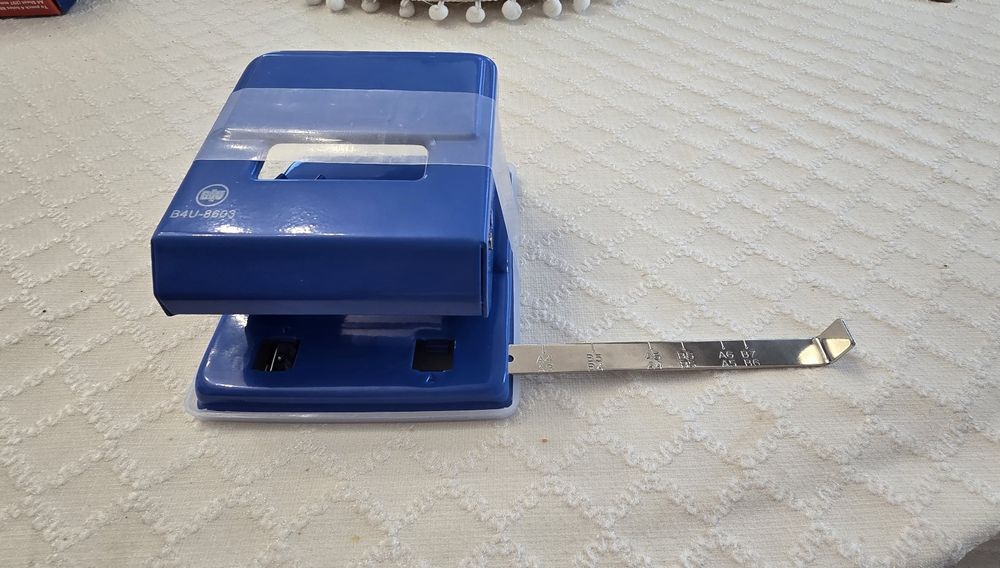 Perforator birou metalic B4U-8603 - albastru, nou, în cutie originală