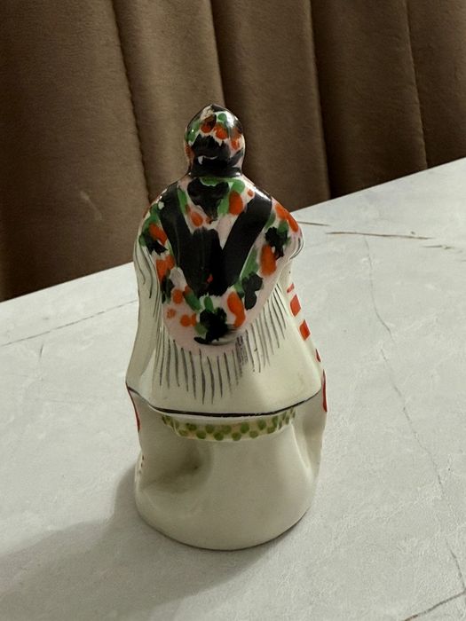 Фарфоровый и редкий статуэтка