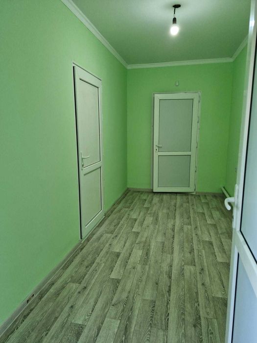 Дача у ручья с новым домом и хозпостройками.