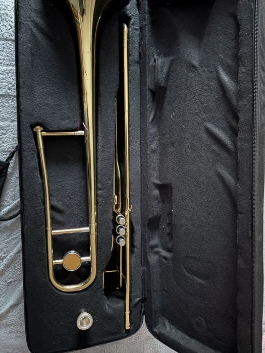 Vând trombon cu pistoane