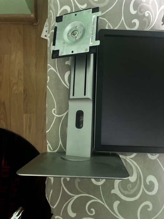 Два монитора със стойка Dell P2414Hb