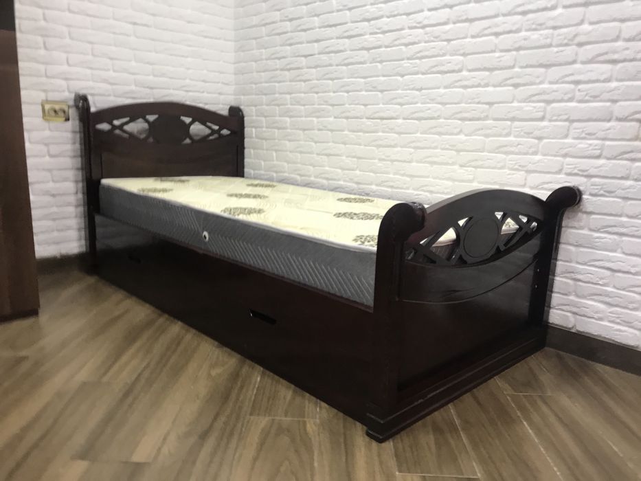 Продается односпальный кровать из дерева твердый пароди