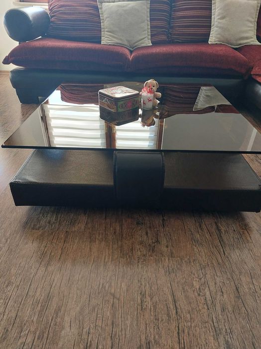 Ъглов диван и холна маса