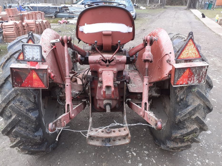 Vând tractor în patru pistoane 45 de cai putere stare bună preț 2200e.negocoabil