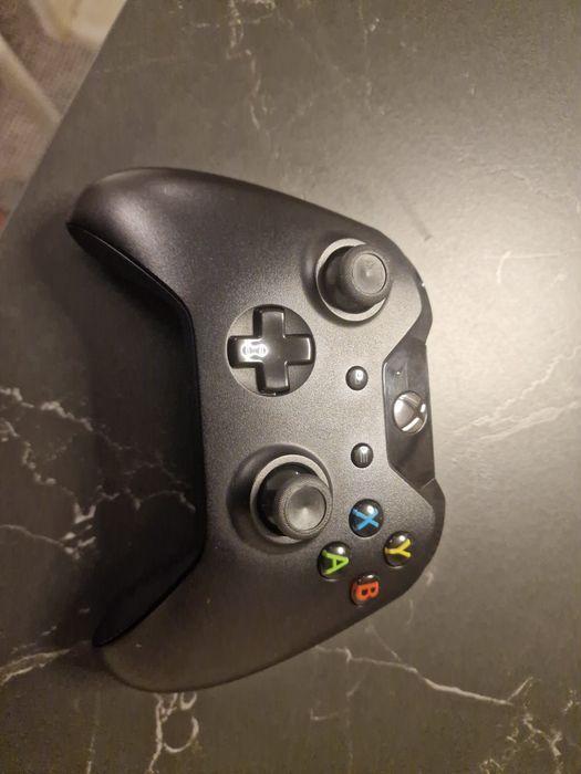 Конзола Xbox One 500gb с джойстик. Почистена!
