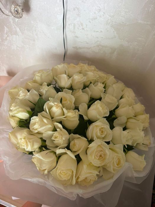 Белые розы цветы за 15000