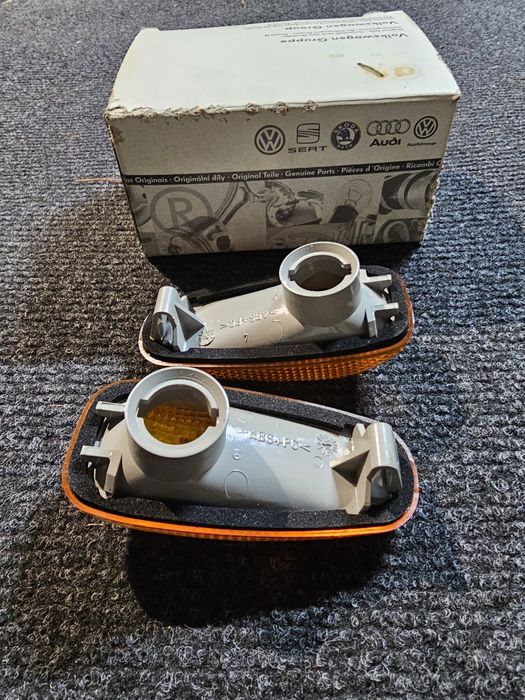 Set semnalizari aripi noi originale Volkswagen LT mk2

Cod Oe: 2D0 949
