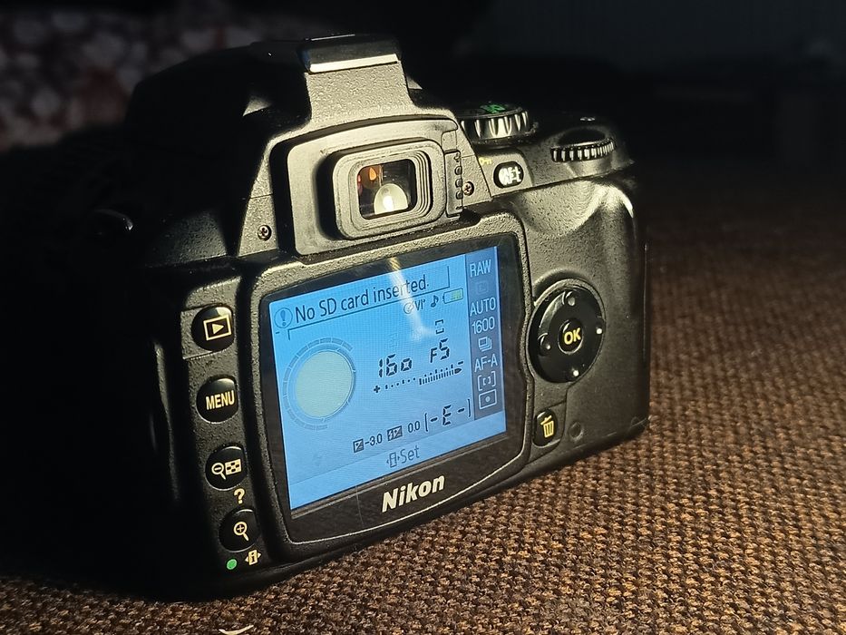 Nikon D40 + obiectiv 18–55mm + multe accesorii – KIT FOTO COMPLET