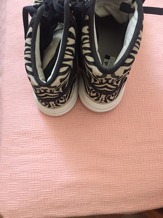 Tenisi adidas in stare buna. Nu sunt purtati f mult.