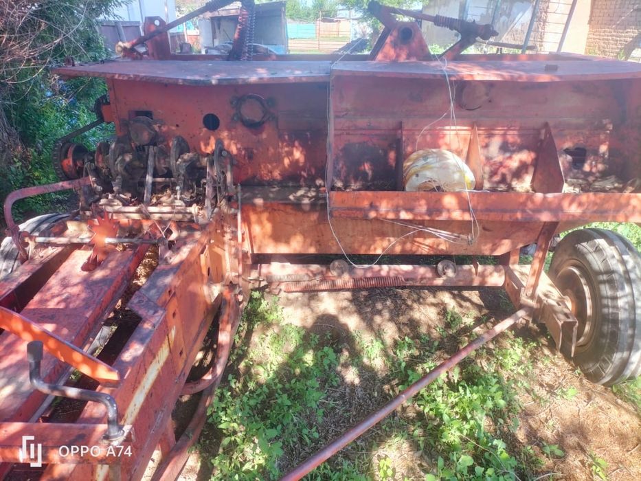 Трактор с пресом и жаткои и есть плуг