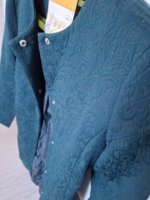 Пальто лёгкое на тёплую весну.