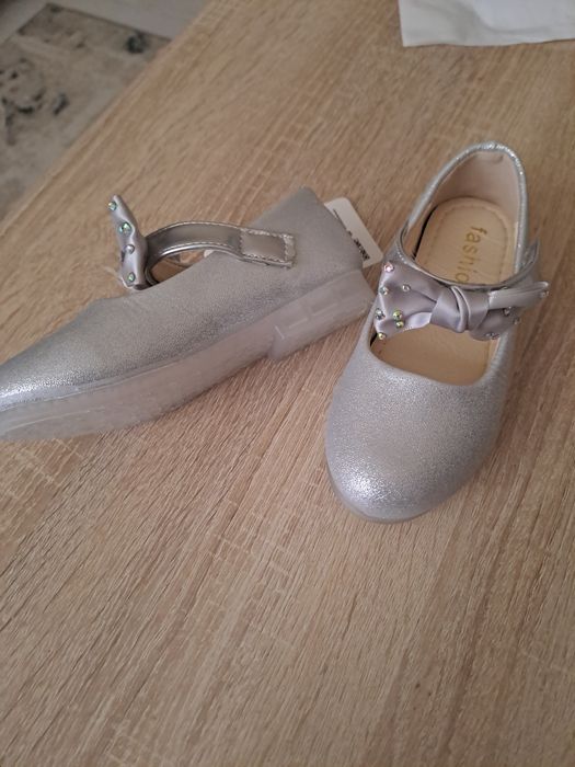 Продаю туфельки на девочку новые